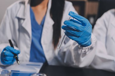 Laboratuvarda çalışan bilim adamı.