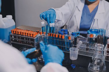 Laboratuvarda çalışan bilim adamı.