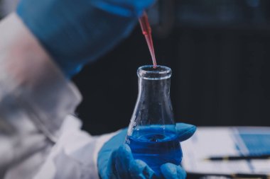 Laboratuvarda çalışan bilim adamı.