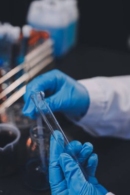 Laboratuvarda çalışan bilim adamı.