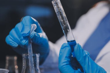 Laboratuvarda çalışan bilim adamı.