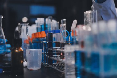 Laboratuvarda çalışan bilim adamı.