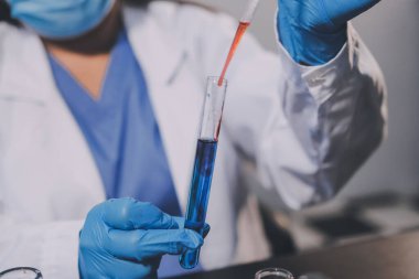 Laboratuvarda çalışan bilim adamı.