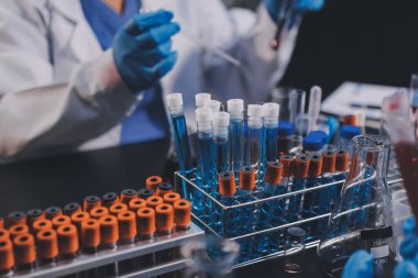 Laboratuvarda çalışan bilim adamı.