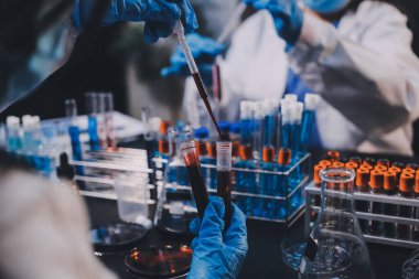 Laboratuvarda çalışan bilim adamı.