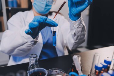 Laboratuvarda çalışan bilim adamı.