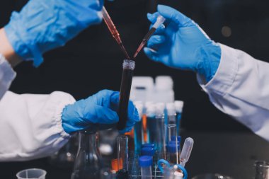 Laboratuvarda çalışan bilim adamı.