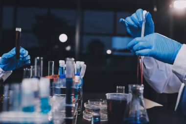 Laboratuvarda çalışan bilim adamı.