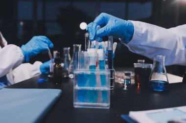 Laboratuvarda çalışan bilim adamı.