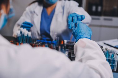 Laboratuvarda çalışan bilim adamı.