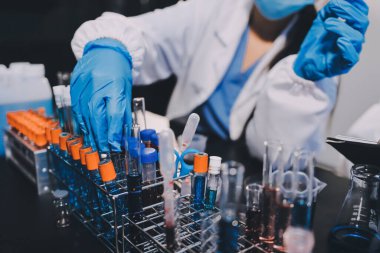 Laboratuvarda çalışan bilim adamı.