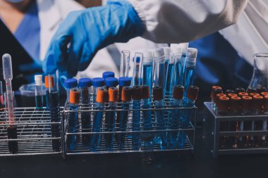 Laboratuvarda çalışan bilim adamı.