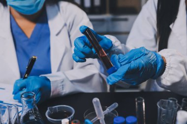 Laboratuvarda çalışan bilim adamı.