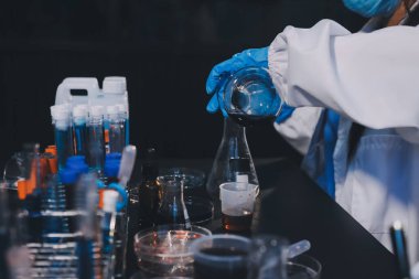 Laboratuvarda çalışan bilim adamı.