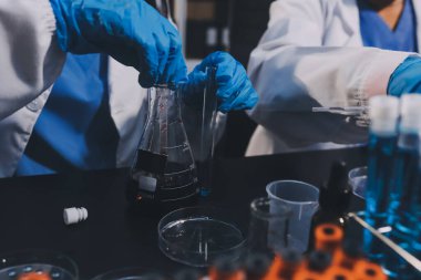 Laboratuvarda çalışan bilim adamı.