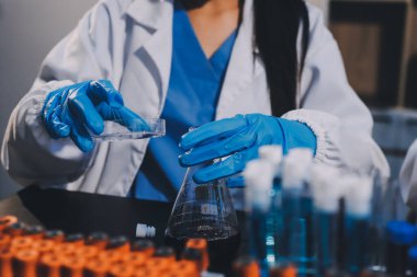 Laboratuvarda çalışan bilim adamı.