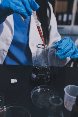 Laboratuvarda çalışan bilim adamı.