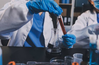 Laboratuvarda çalışan bilim adamı.