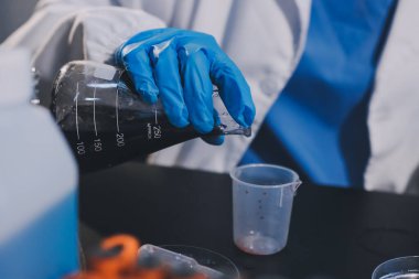 Laboratuvarda çalışan bilim adamı.