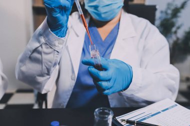 Laboratuvarda çalışan bilim adamı.