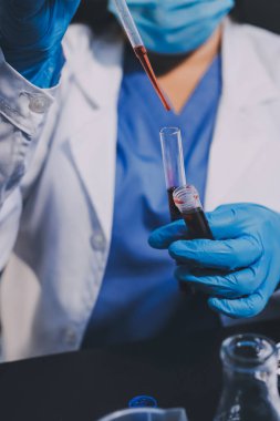 Laboratuvarda çalışan bilim adamı.