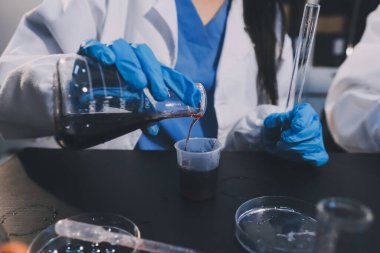 Laboratuvarda çalışan bilim adamı.