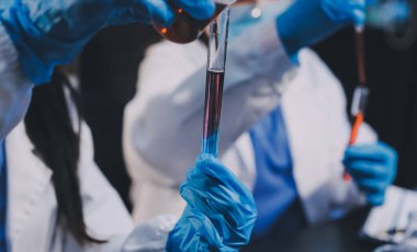 Laboratuvarda çalışan bilim adamı.