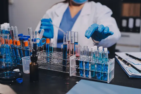 Laboratuvarda çalışan bilim adamı.