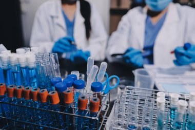 Laboratuvarda çalışan bilim adamı.