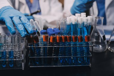 Laboratuvarda çalışan bilim adamı.