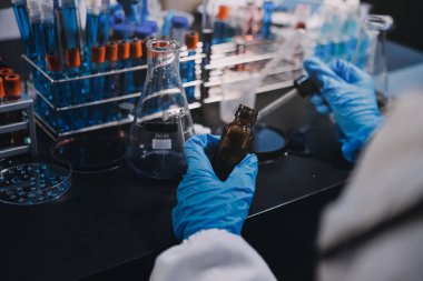 Laboratuvarda çalışan bilim adamı.