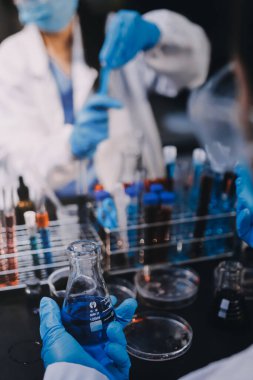 Laboratuvarda çalışan bilim adamı.