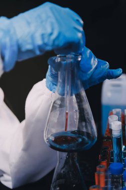 Laboratuvarda çalışan bilim adamı.