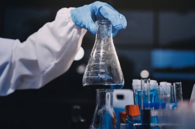 Laboratuvarda çalışan bilim adamı.