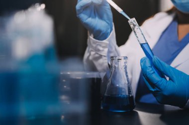 Laboratuvarda çalışan bilim adamı.