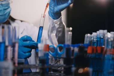 Laboratuvarda çalışan bilim adamı.