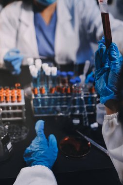 Laboratuvarda çalışan bilim adamı.