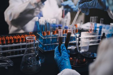 Laboratuvarda çalışan bilim adamı.