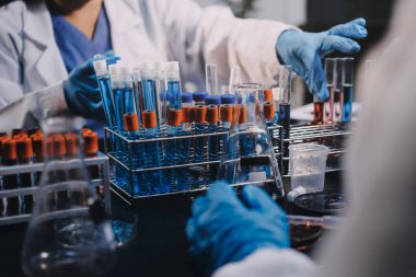 Laboratuvarda çalışan bilim adamı.