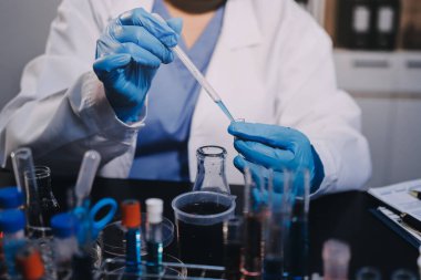 Laboratuvarda çalışan bilim adamı.