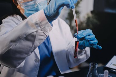 Laboratuvarda çalışan bilim adamı.