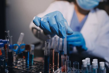 Laboratuvarda çalışan bilim adamı.