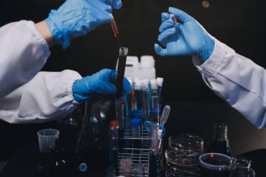 Laboratuvarda çalışan bilim adamı.