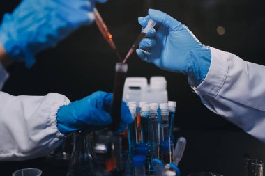 Laboratuvarda çalışan bilim adamı.