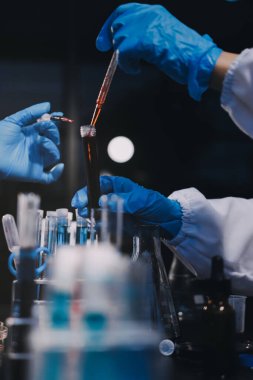 Laboratuvarda çalışan bilim adamı.