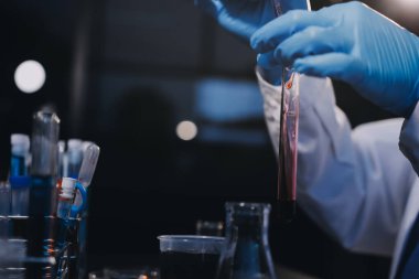 Laboratuvarda çalışan bilim adamı.