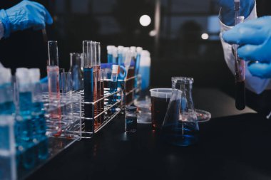 Laboratuvarda çalışan bilim adamı.