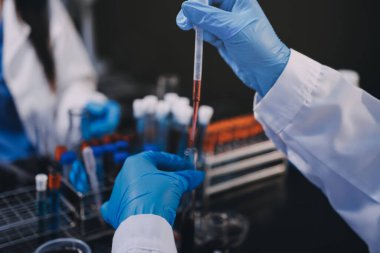 Laboratuvarda çalışan bilim adamı.