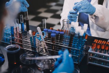 Laboratuvarda çalışan bilim adamı.