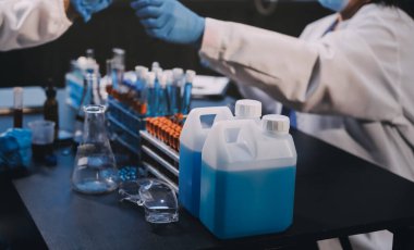 Laboratuvarda çalışan bilim adamı.